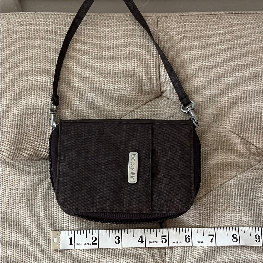 Baggallini Brown Leopard Wristlet Wallet - Picture 7 of 8